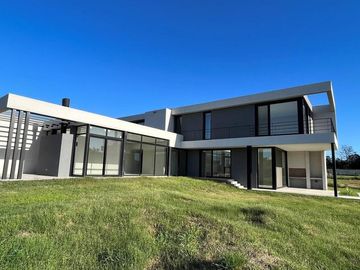 Casa en Venta de diseño Moderno con 3 dormitorios. Barrio Cerrado San Matias, Escobar