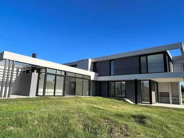 Casa en Venta de diseño Moderno con 3 dormitorios. Barrio Cerrado San Matias, Escobar