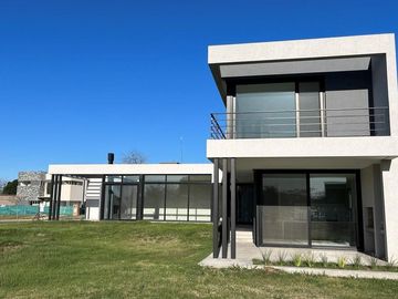 Casa en Venta de diseño Moderno con 3 dormitorios. Barrio Cerrado San Matias, Escobar
