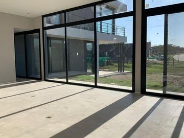 Casa en Venta de diseño Moderno con 3 dormitorios. Barrio Cerrado San Matias, Escobar
