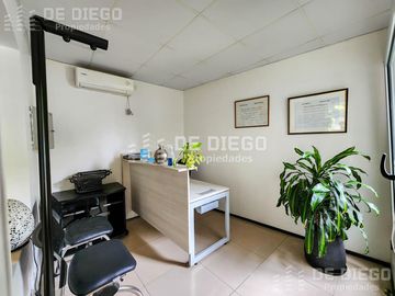 Oficina en Venta de 209 m2 en primer piso por escalera con local a la calle. San Isidro centro