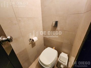 Oficina en Venta de 209 m2 en primer piso por escalera con local a la calle. San Isidro centro