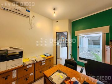 Oficina en Venta de 209 m2 en primer piso por escalera con local a la calle. San Isidro centro
