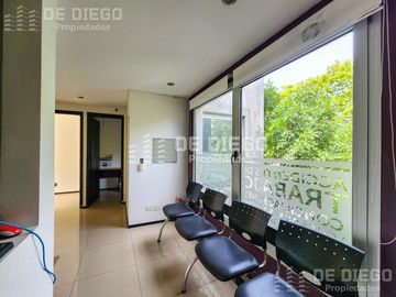 Oficina en Venta de 209 m2 en primer piso por escalera con local a la calle. San Isidro centro