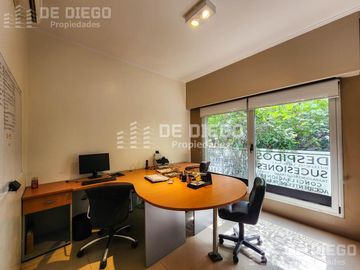 Oficina en Venta de 209 m2 en primer piso por escalera con local a la calle. San Isidro centro