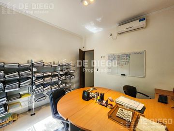 Oficina en Venta de 209 m2 en primer piso por escalera con local a la calle. San Isidro centro