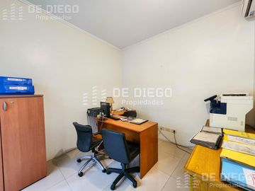 Oficina en Venta de 209 m2 en primer piso por escalera con local a la calle. San Isidro centro