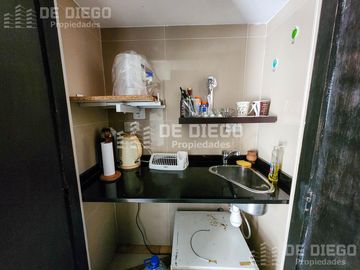Oficina en Venta de 209 m2 en primer piso por escalera con local a la calle. San Isidro centro