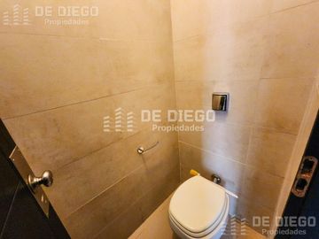 Oficina en Venta de 209 m2 en primer piso por escalera con local a la calle. San Isidro centro
