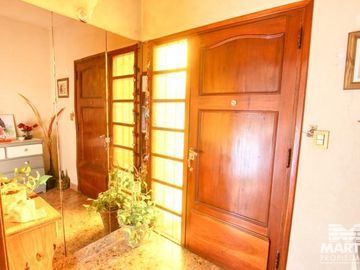 Chalet en una planta reciclado hace tres años.