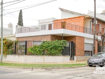 Chalet en una planta reciclado hace tres años.