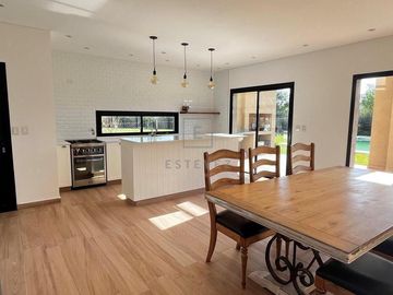 Muy buena casa en venta, Barrio Araucarias de Puertos, Escobar
