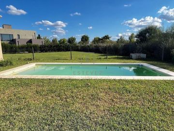 Muy buena casa en venta, Barrio Araucarias de Puertos, Escobar