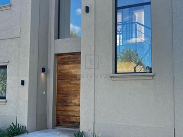 Muy buena casa en venta, Barrio Araucarias de Puertos, Escobar