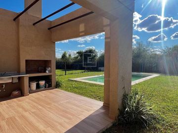 Muy buena casa en venta, Barrio Araucarias de Puertos, Escobar