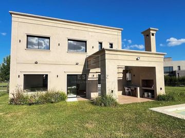 Muy buena casa en venta, Barrio Araucarias de Puertos, Escobar