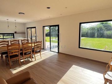 Muy buena casa en venta, Barrio Araucarias de Puertos, Escobar
