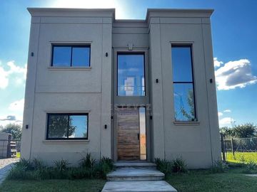 Muy buena casa en venta, Barrio Araucarias de Puertos, Escobar