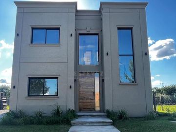 Muy buena casa en venta, Barrio Araucarias de Puertos, Escobar