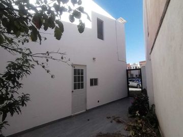 Sta Clara provincia Barcelona casa 2 plantas con excedente de terreno