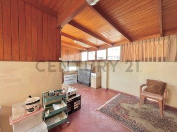 Espaciosa Casa en Surco con Jardines, Terraza y Excelente Ubicación