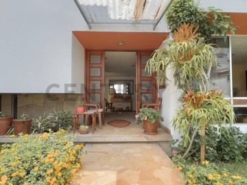Espaciosa Casa en Surco con Jardines, Terraza y Excelente Ubicación