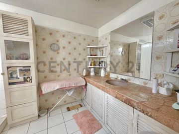 Espaciosa Casa en Surco con Jardines, Terraza y Excelente Ubicación