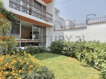 Espaciosa Casa en Surco con Jardines, Terraza y Excelente Ubicación