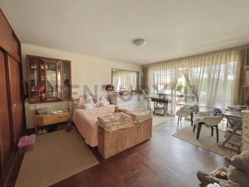 Espaciosa Casa en Surco con Jardines, Terraza y Excelente Ubicación