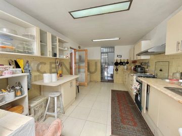 Espaciosa Casa en Surco con Jardines, Terraza y Excelente Ubicación