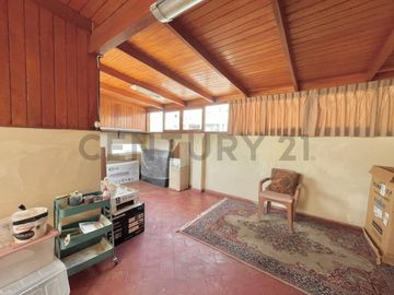 Espaciosa Casa en Surco con Jardines, Terraza y Excelente Ubicación
