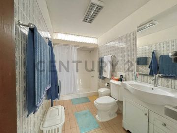 Espaciosa Casa en Surco con Jardines, Terraza y Excelente Ubicación