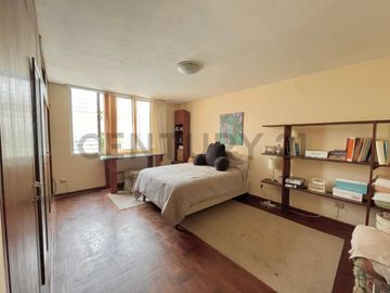 Espaciosa Casa en Surco con Jardines, Terraza y Excelente Ubicación