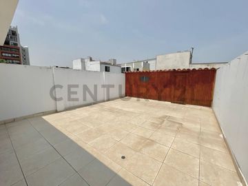 Espaciosa Casa en Surco con Jardines, Terraza y Excelente Ubicación