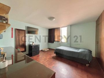 Espaciosa Casa en Surco con Jardines, Terraza y Excelente Ubicación