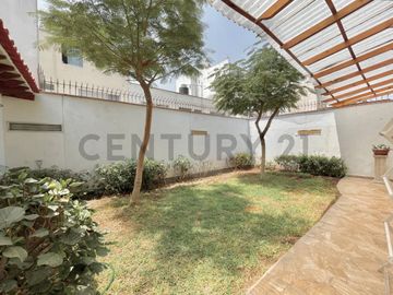 Espaciosa Casa en Surco con Jardines, Terraza y Excelente Ubicación