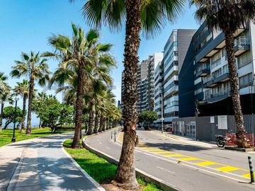 Vive frente al mar en este exclusivo dúplex en preventa ubicado en Miraflores