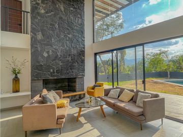 RESIDENCIA EN VALLE DE BRAVO A 10 MIN. DE TODO