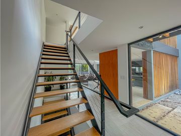RESIDENCIA EN VALLE DE BRAVO A 10 MIN. DE TODO