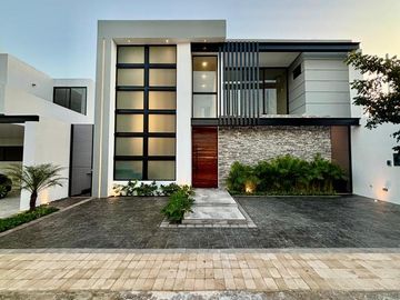Casa de 4 recámaras en privada con amenidades en venta en Temozón Norte