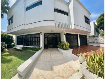 AMPLIA Y ELEGANTE CASA DE DOS NIVELES EN VILLA SANTOS