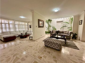 AMPLIA Y ELEGANTE CASA DE DOS NIVELES EN VILLA SANTOS