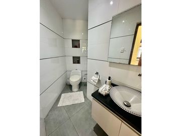 AMPLIA Y ELEGANTE CASA DE DOS NIVELES EN VILLA SANTOS