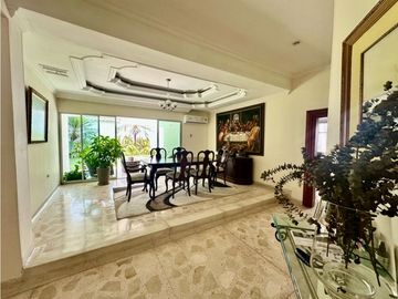 AMPLIA Y ELEGANTE CASA DE DOS NIVELES EN VILLA SANTOS