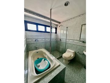 AMPLIA Y ELEGANTE CASA DE DOS NIVELES EN VILLA SANTOS