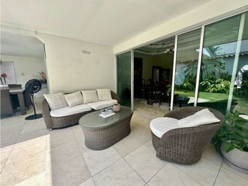 AMPLIA Y ELEGANTE CASA DE DOS NIVELES EN VILLA SANTOS