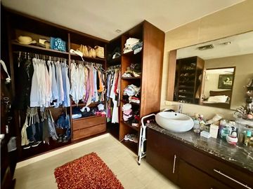 AMPLIA Y ELEGANTE CASA DE DOS NIVELES EN VILLA SANTOS