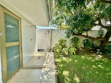 AMPLIA Y ELEGANTE CASA DE DOS NIVELES EN VILLA SANTOS