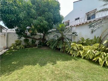 AMPLIA Y ELEGANTE CASA DE DOS NIVELES EN VILLA SANTOS