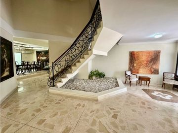 AMPLIA Y ELEGANTE CASA DE DOS NIVELES EN VILLA SANTOS